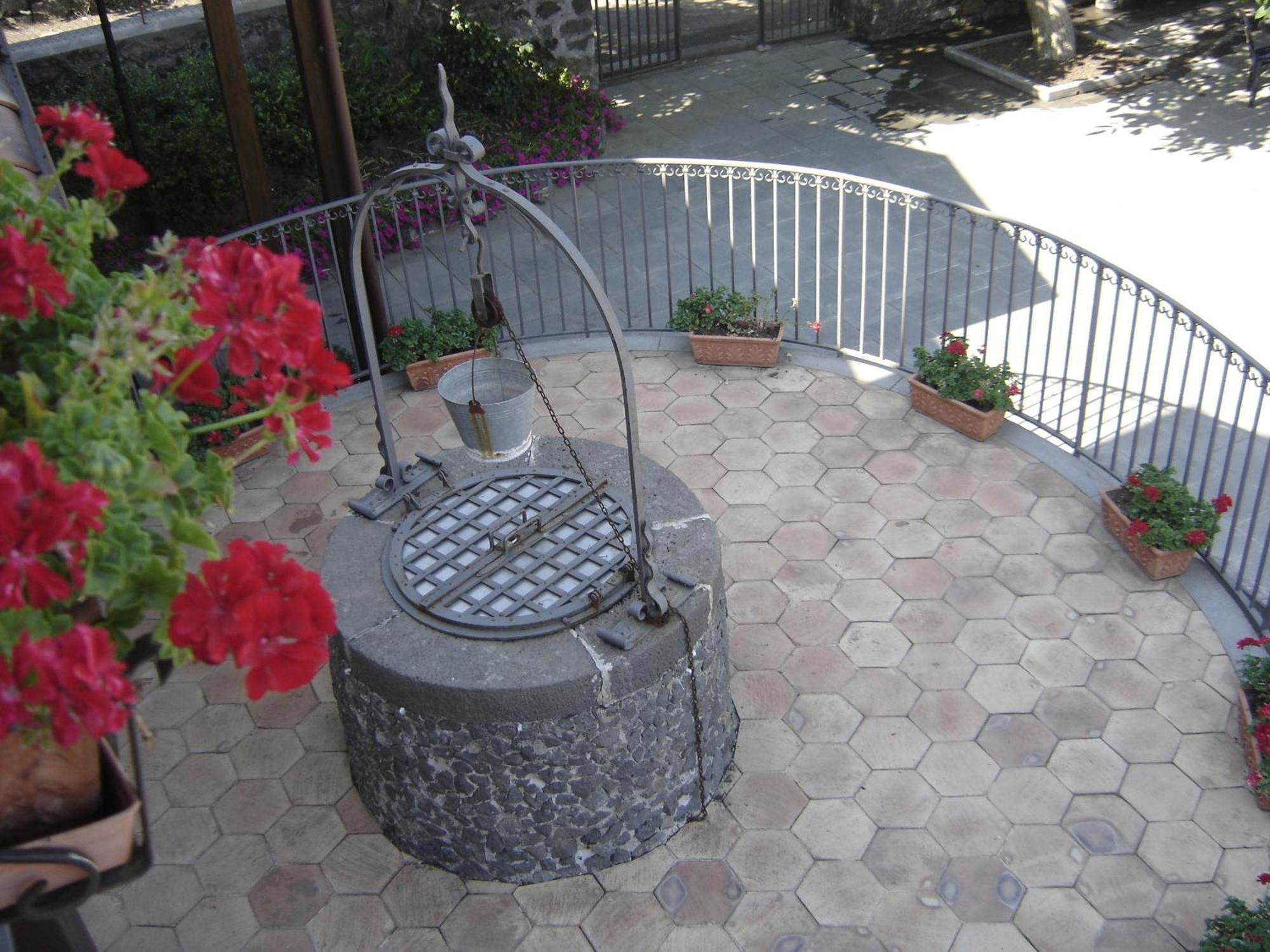 Ai Vecchi Crateri Guest House Sant'Alfio Exterior photo