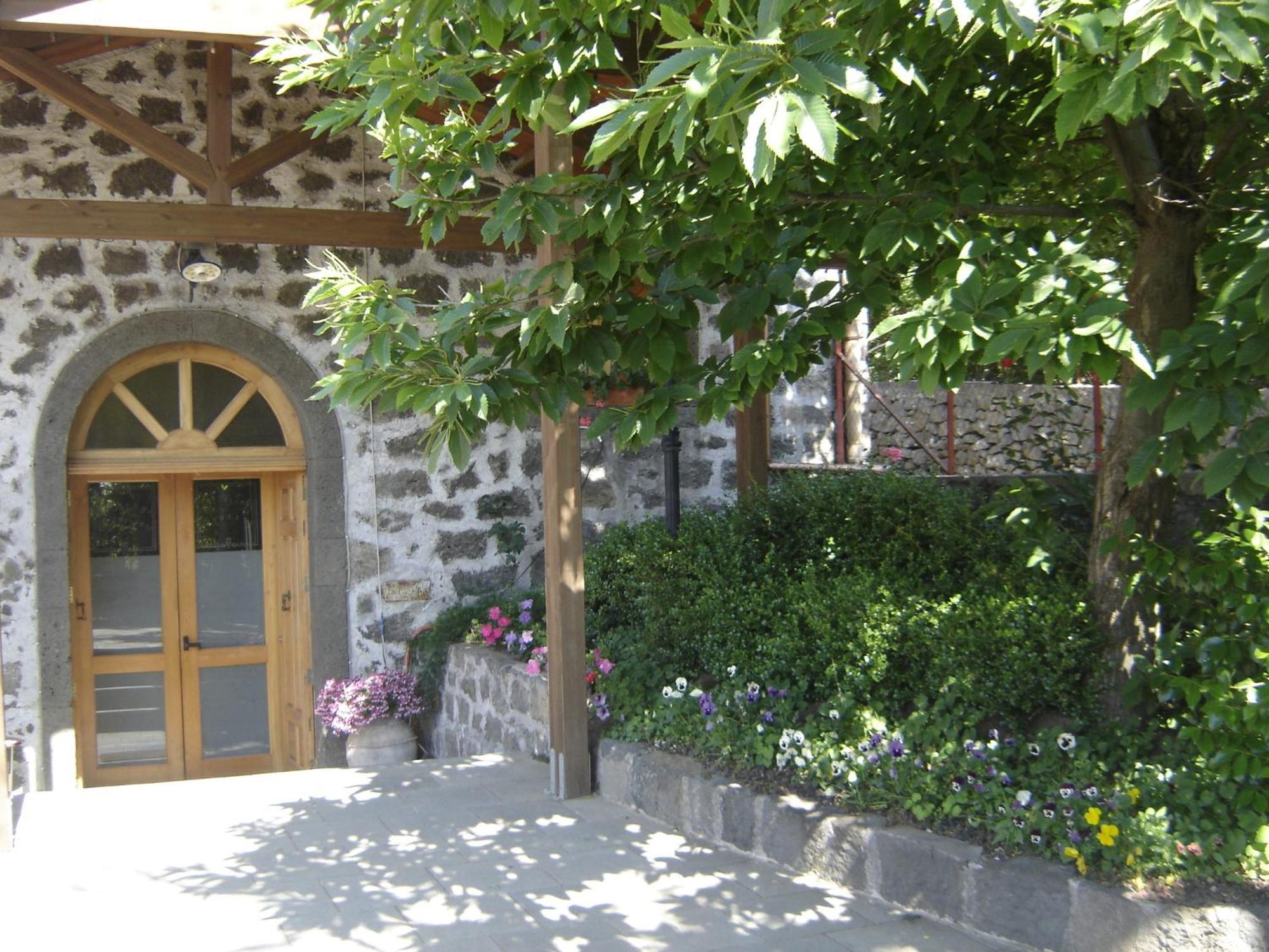 Ai Vecchi Crateri Guest House Sant'Alfio Exterior photo